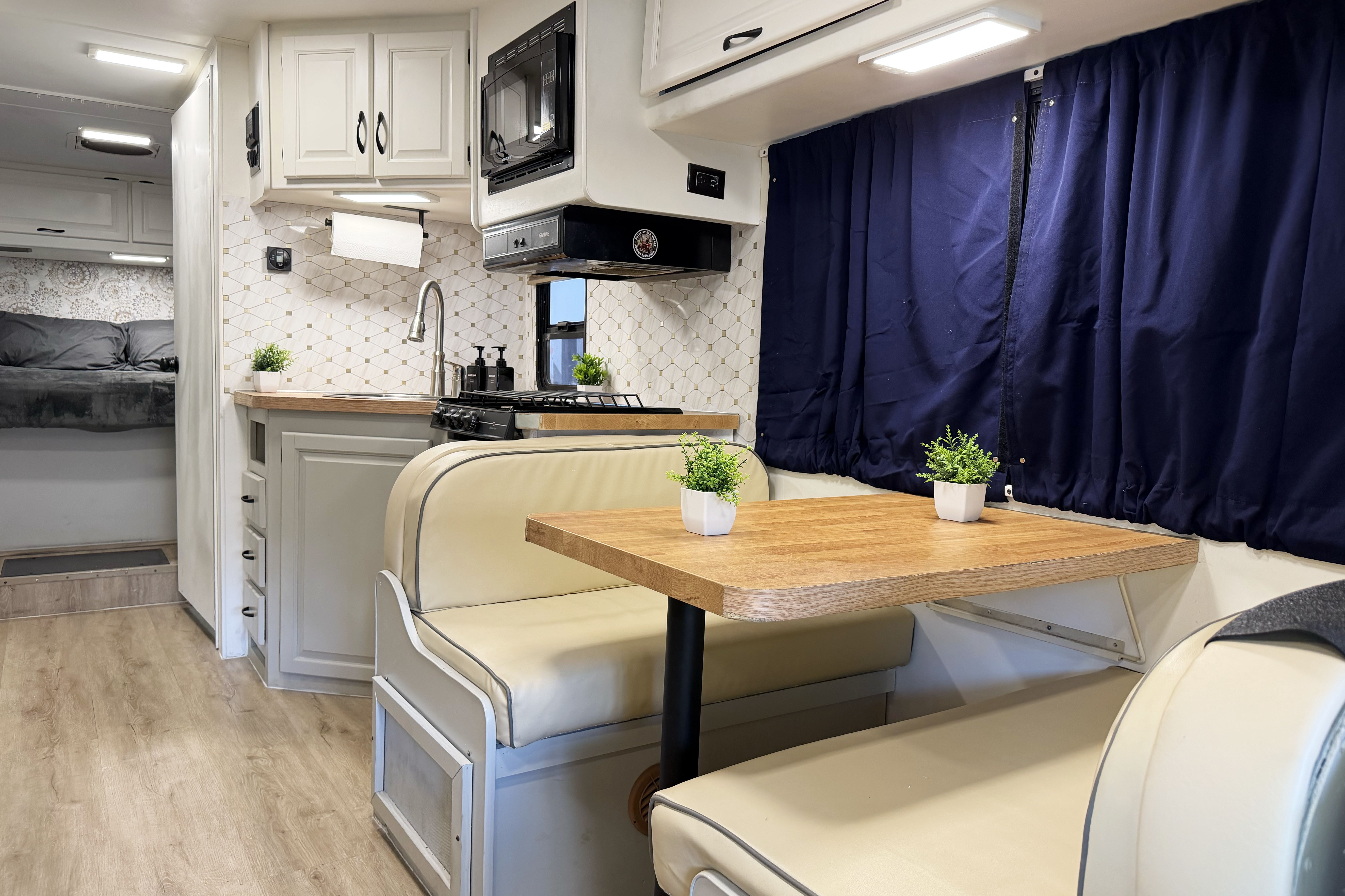 (#9) Class C Motorhome – Majestic 28A RV | Sleeps 8 | Unlimited Fun