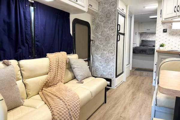 (#9) Class C Motorhome – Majestic 28A RV | Sleeps 8 | Unlimited Fun