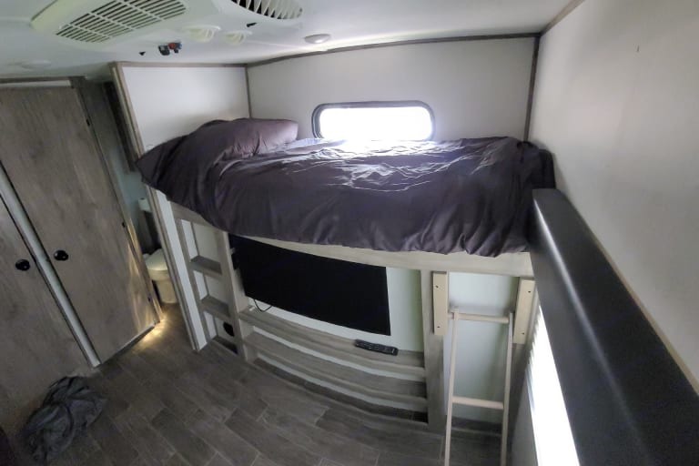 NEW- Sleeps 10 and has EVERYTHING!