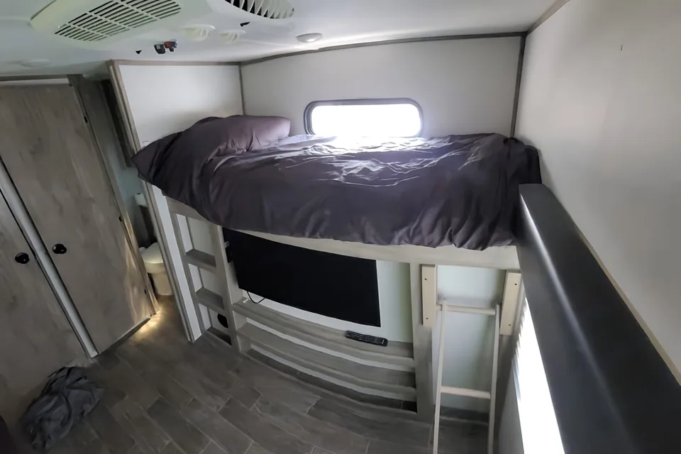 NEW- Sleeps 10 and has EVERYTHING!