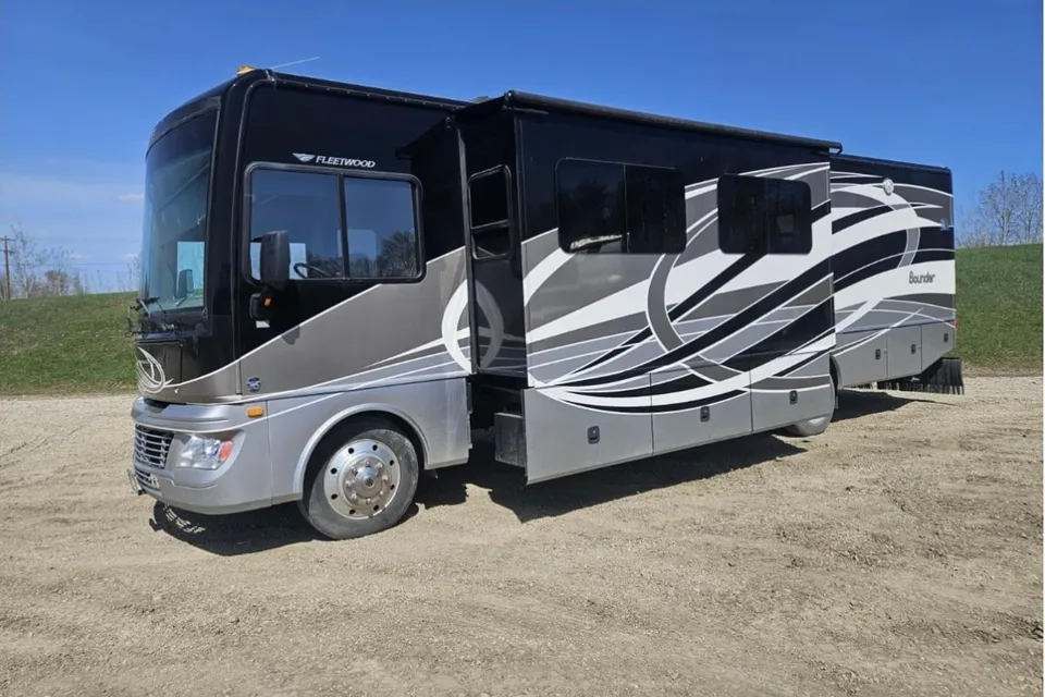 Fleetwood Bounder 35 Class A