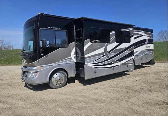 Fleetwood Bounder 35 Class A
