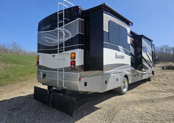 Fleetwood Bounder 35 Class A