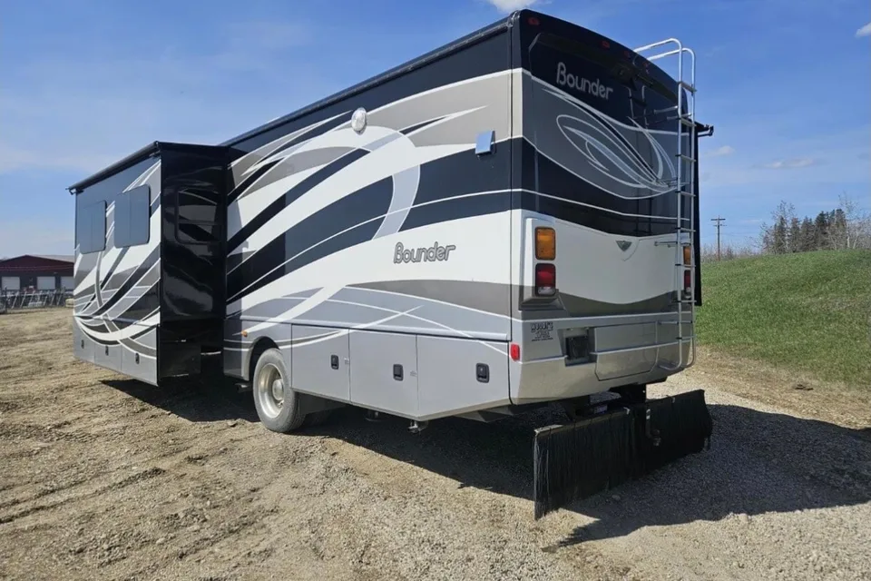 Fleetwood Bounder 35 Class A