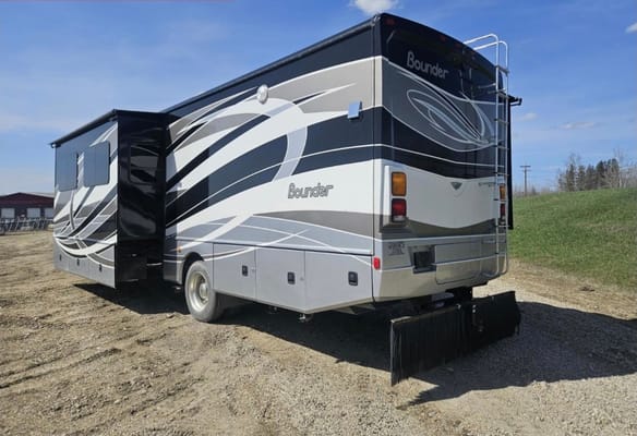 Fleetwood Bounder 35 Class A