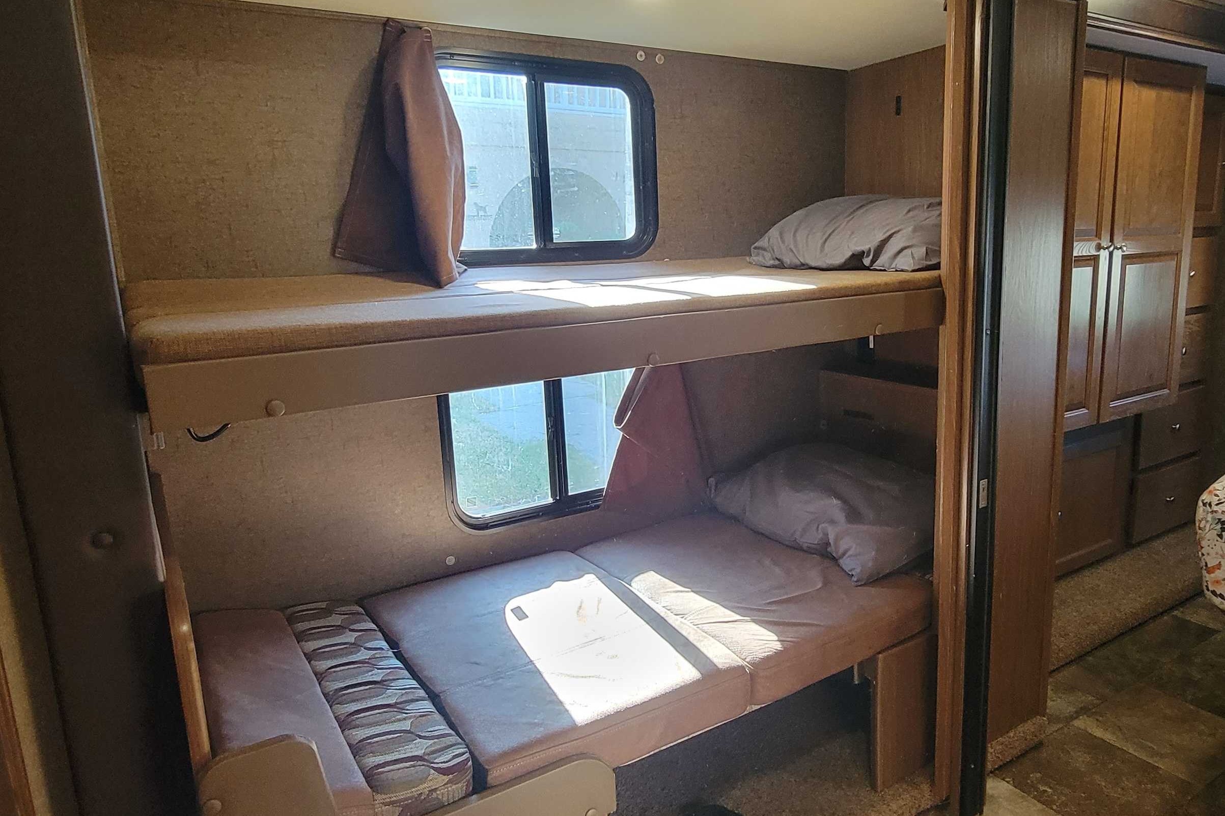 ***THE MOOSE*** '17 Coachmen SLEEPS 10!!!