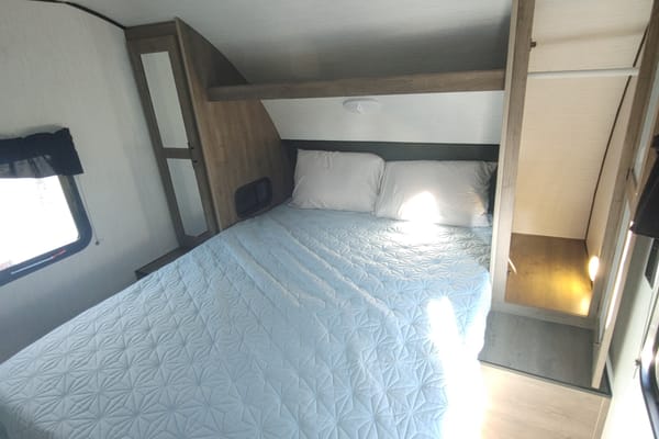Family travels Heartland Pioneer BH280 Travel Trailer