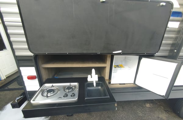 Family travels Heartland Pioneer BH280 Travel Trailer