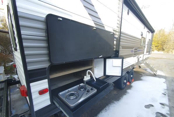 Family travels Heartland Pioneer BH280 Travel Trailer