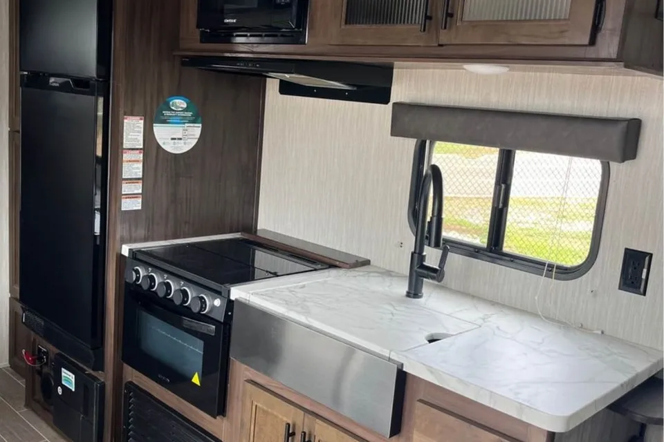 2021 Forest River 22MKSE — Delivered & Set Up! Sleeps 6, Full Kitchen & Bath, Family-Friendly Camper!!