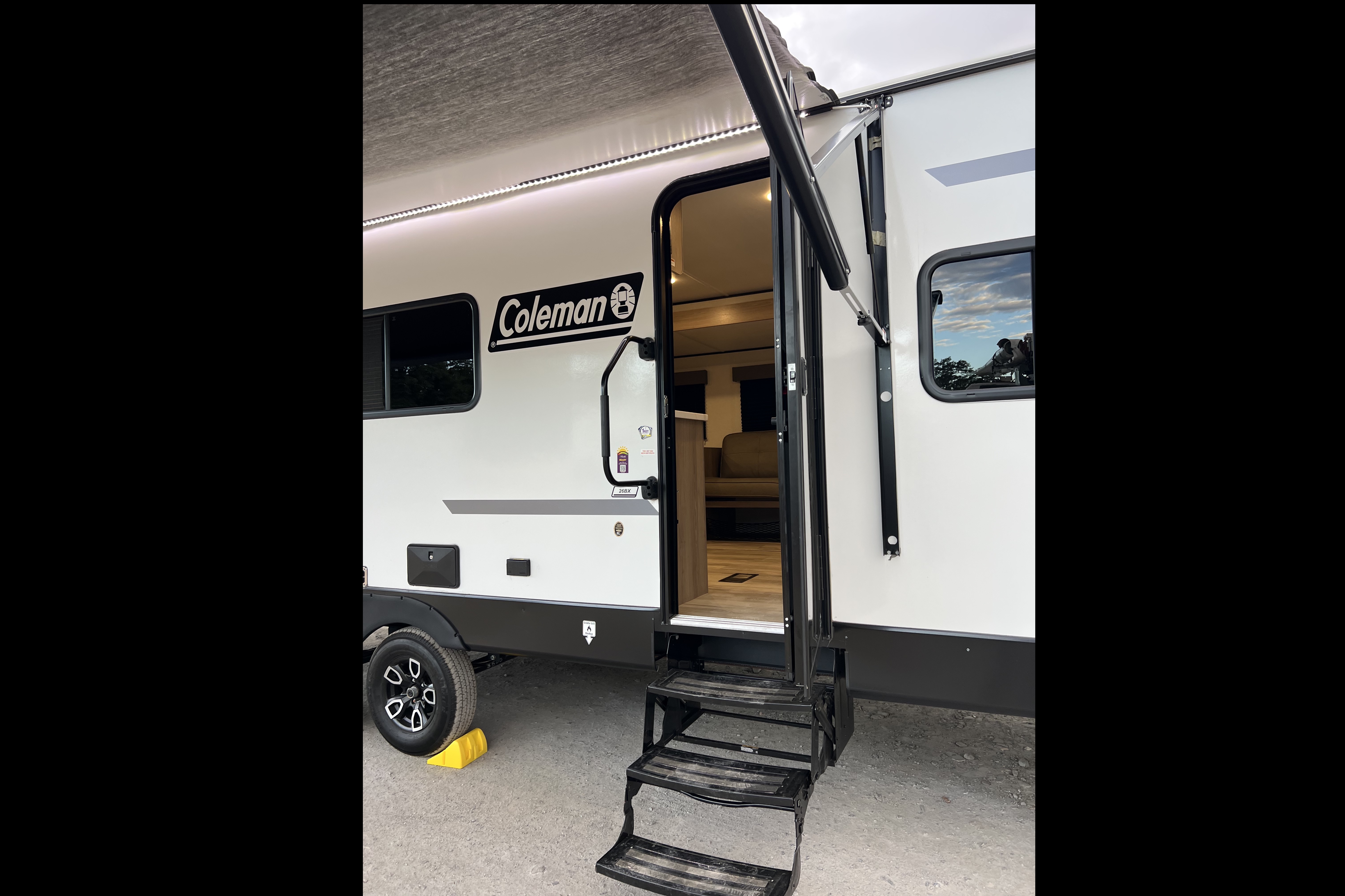 BRAND NEW! Sleeps 8❗️30’ 2025 Coleman Light 26BX