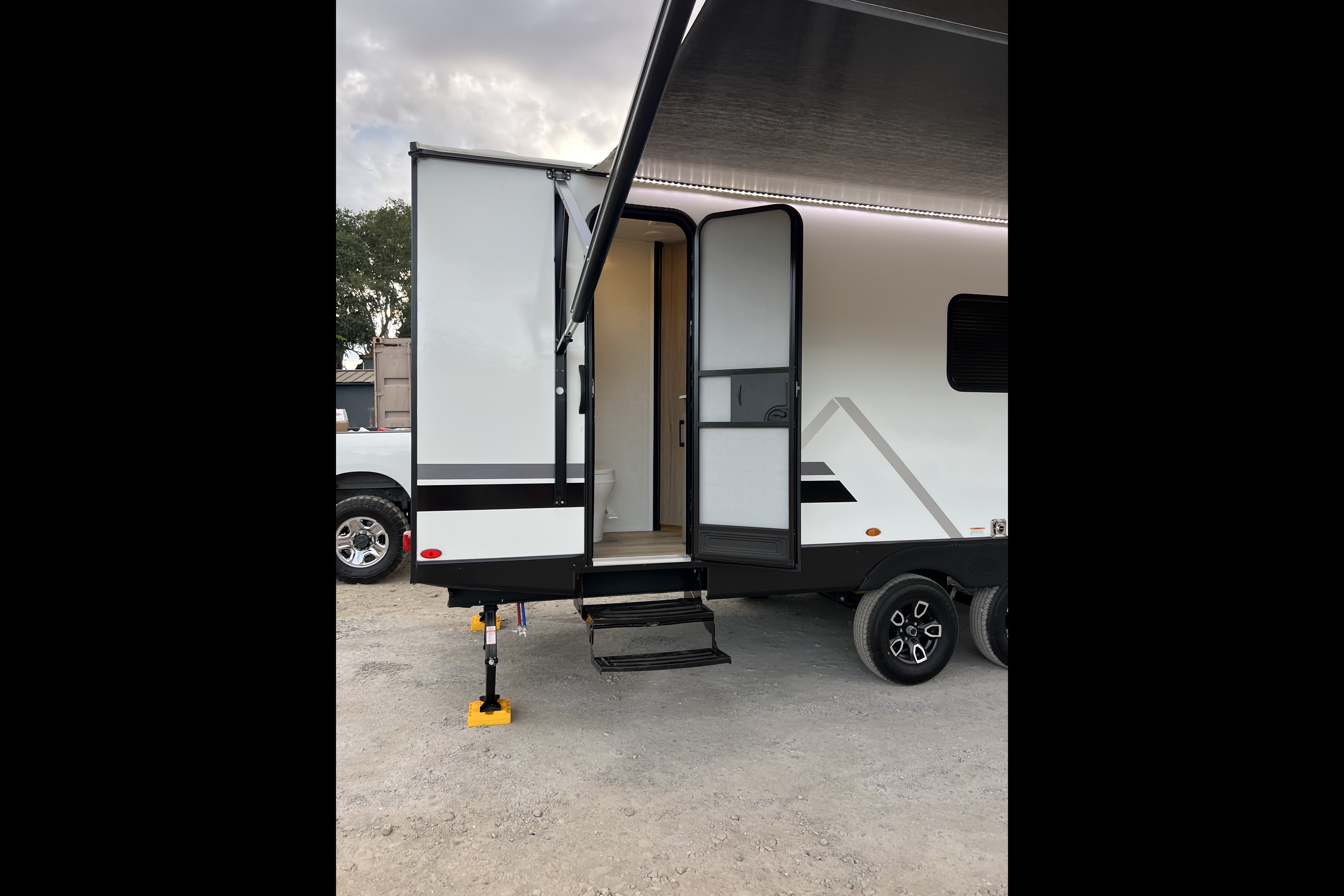 BRAND NEW! Sleeps 8❗️30’ 2025 Coleman Light 26BX