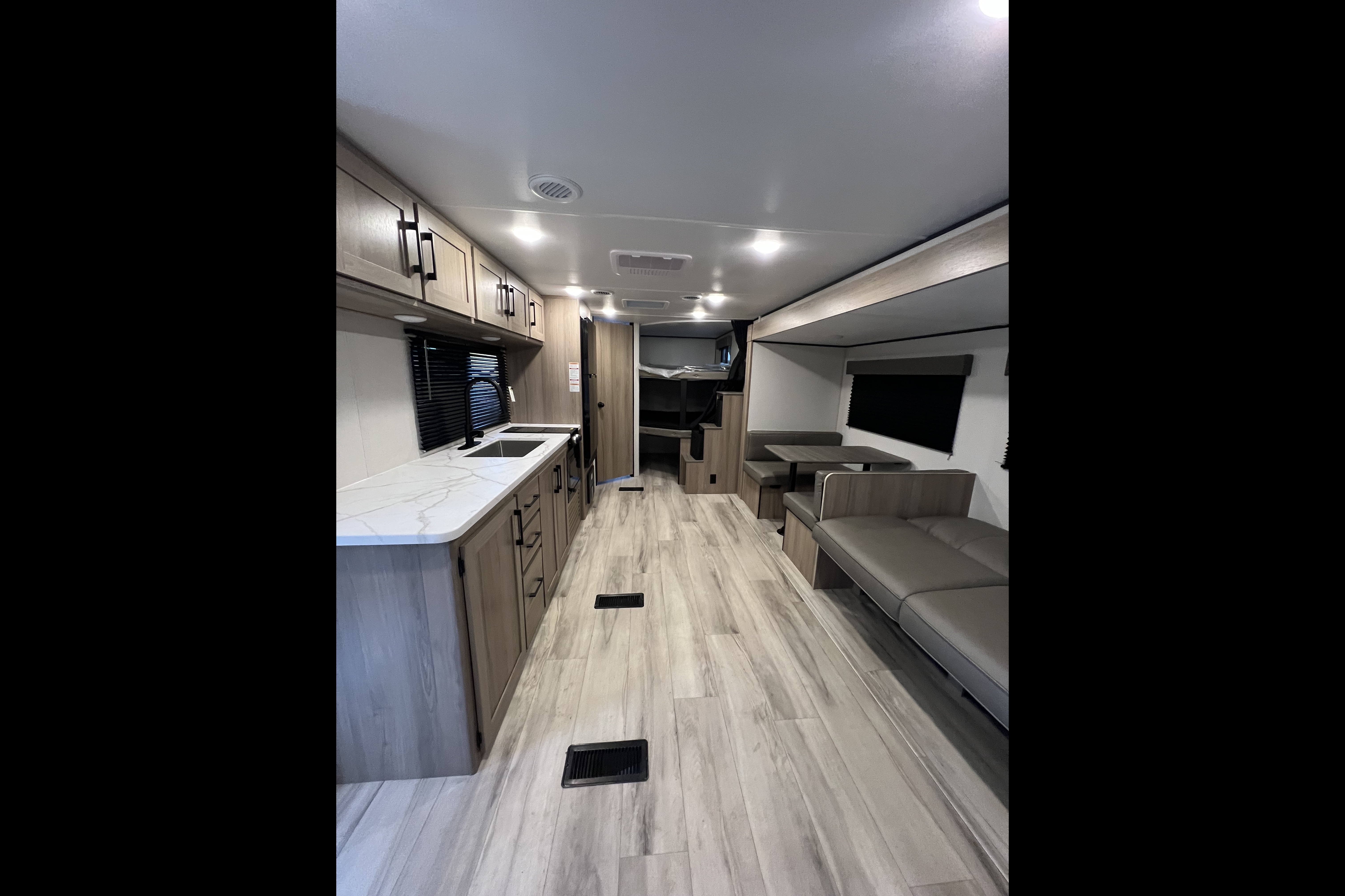 BRAND NEW! Sleeps 8❗️30’ 2025 Coleman Light 26BX