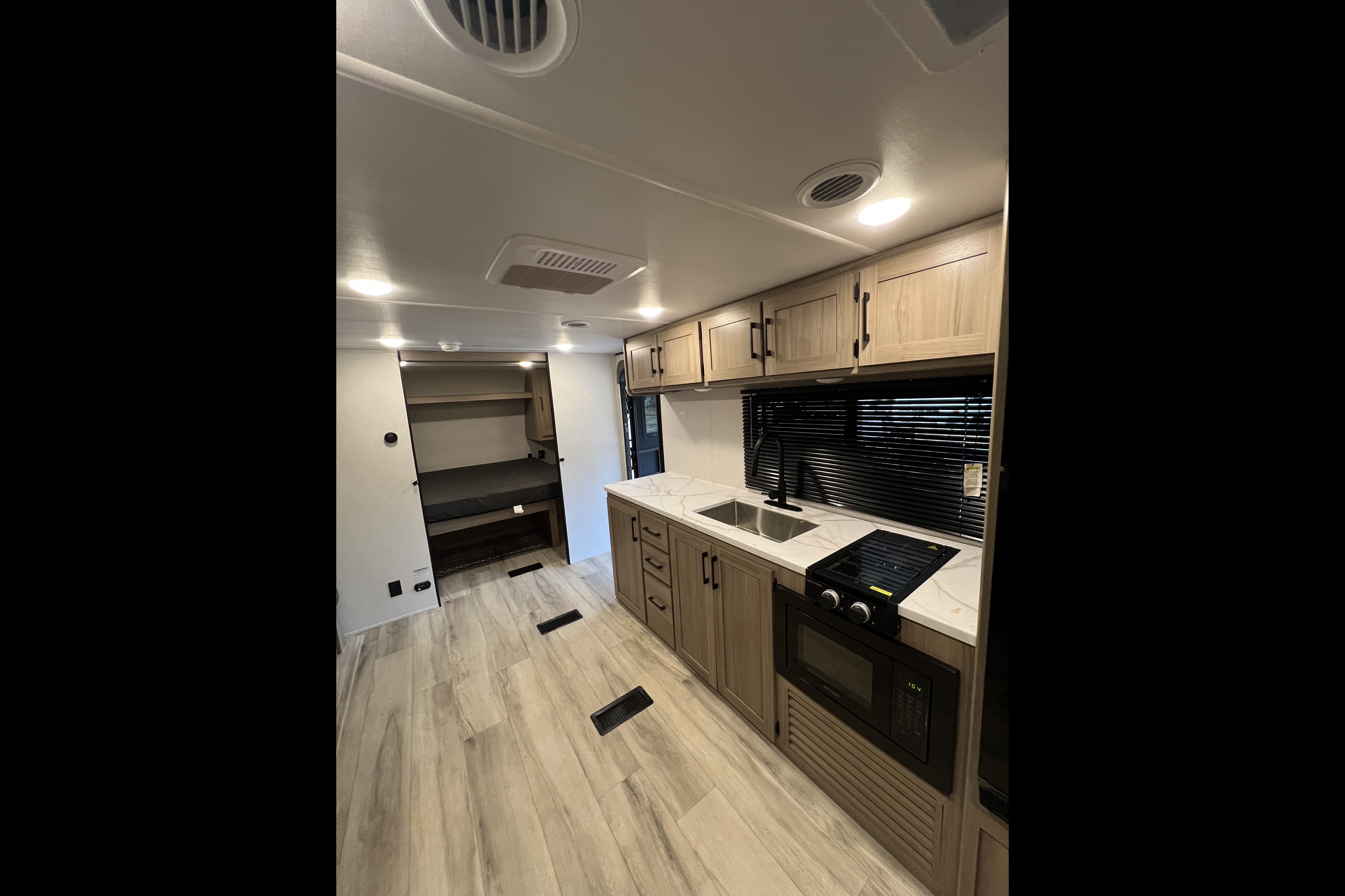 BRAND NEW! Sleeps 8❗️30’ 2025 Coleman Light 26BX