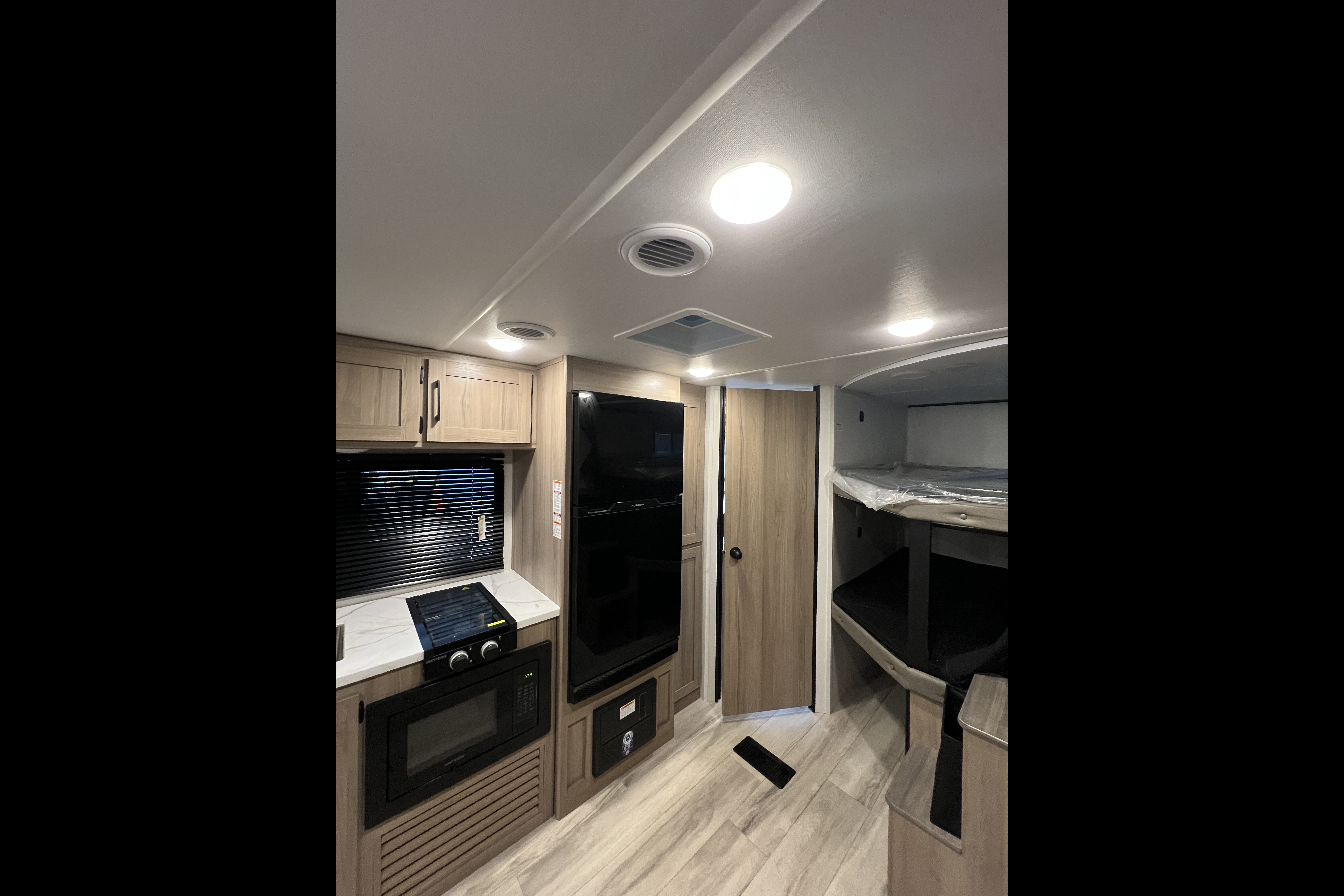 BRAND NEW! Sleeps 8❗️30’ 2025 Coleman Light 26BX
