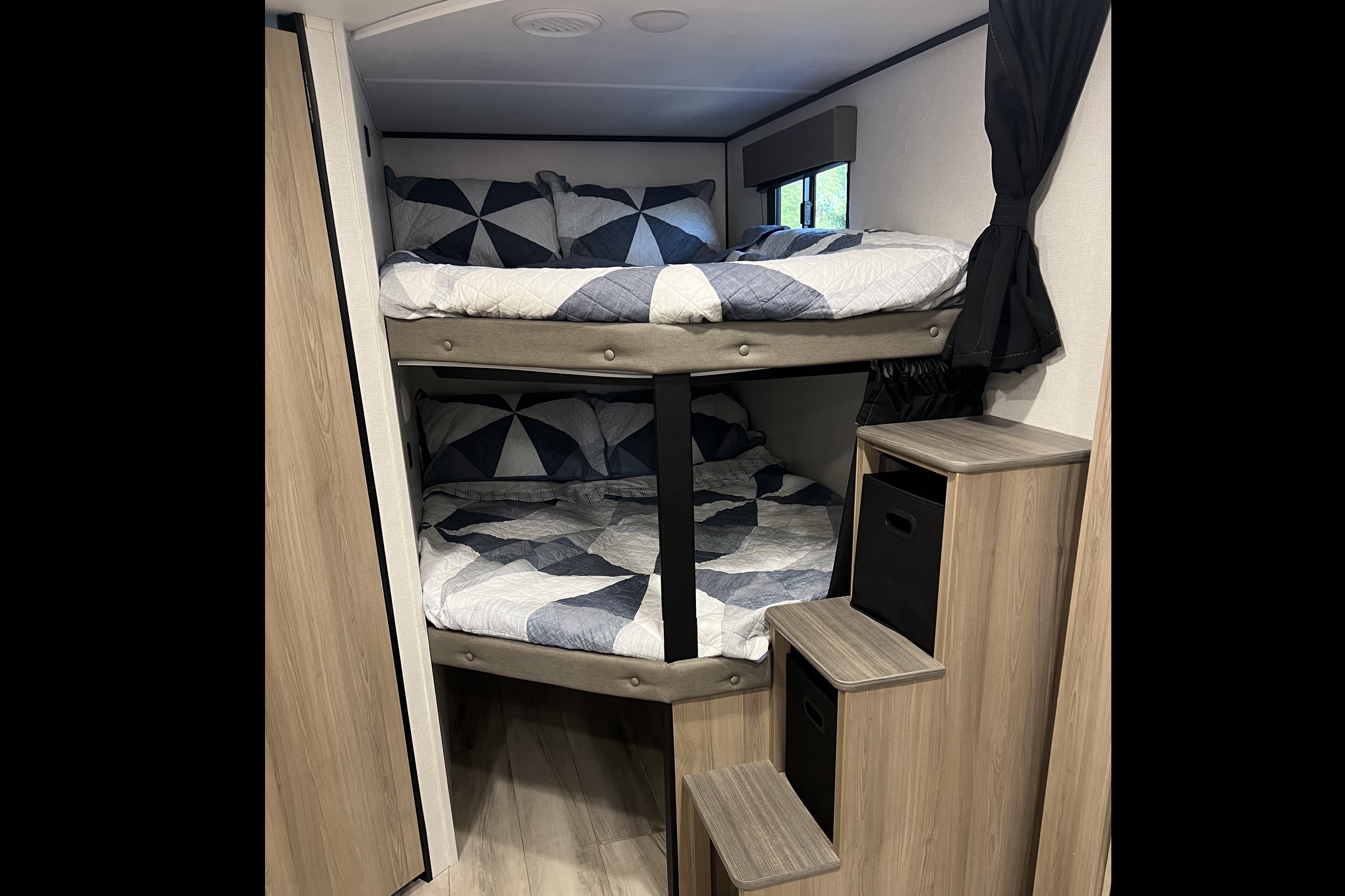 BRAND NEW! Sleeps 8❗️30’ 2025 Coleman Light 26BX