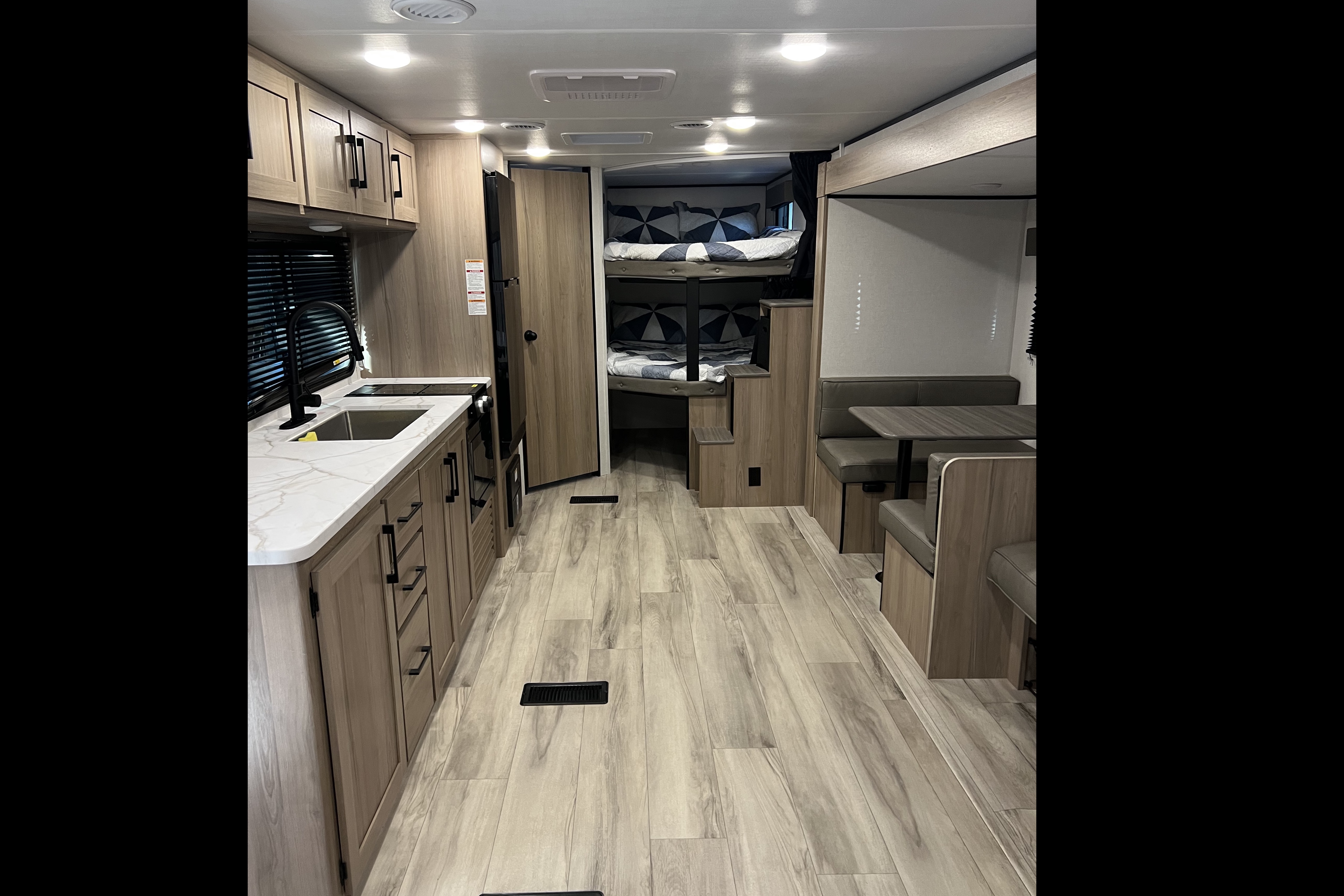BRAND NEW! Sleeps 8❗️30’ 2025 Coleman Light 26BX