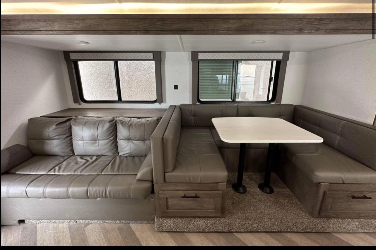 5 Bed Trailer - 32’  - Delivery Only👉🏻 Anywhere you want to go!