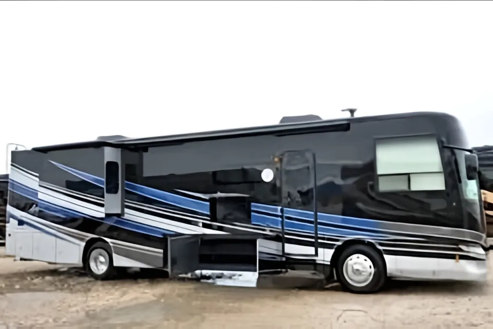 Vivian (Forest River Legacy 39')