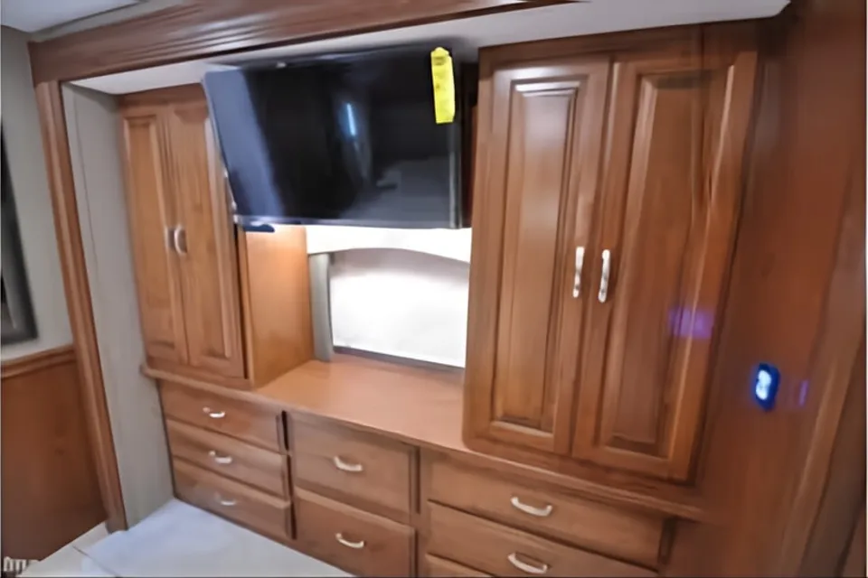 Vivian (Forest River Legacy 39')