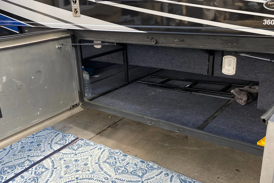 Vivian (Forest River Legacy 39')