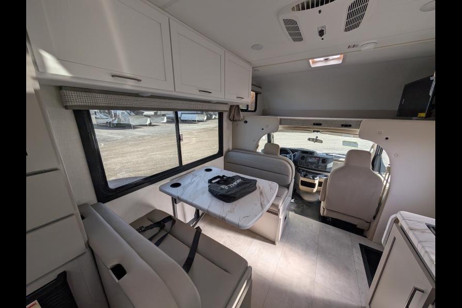 Monique Thor Motor Coach Échelon LC 21 Classe C