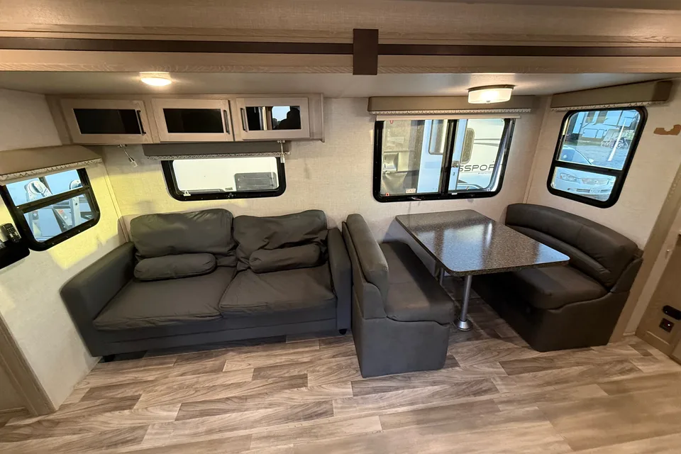 Luxury Front Kitchen Retreat • Slide-Out • Hotel-Style Comfort - Sleeps 4-5— Flagstaff