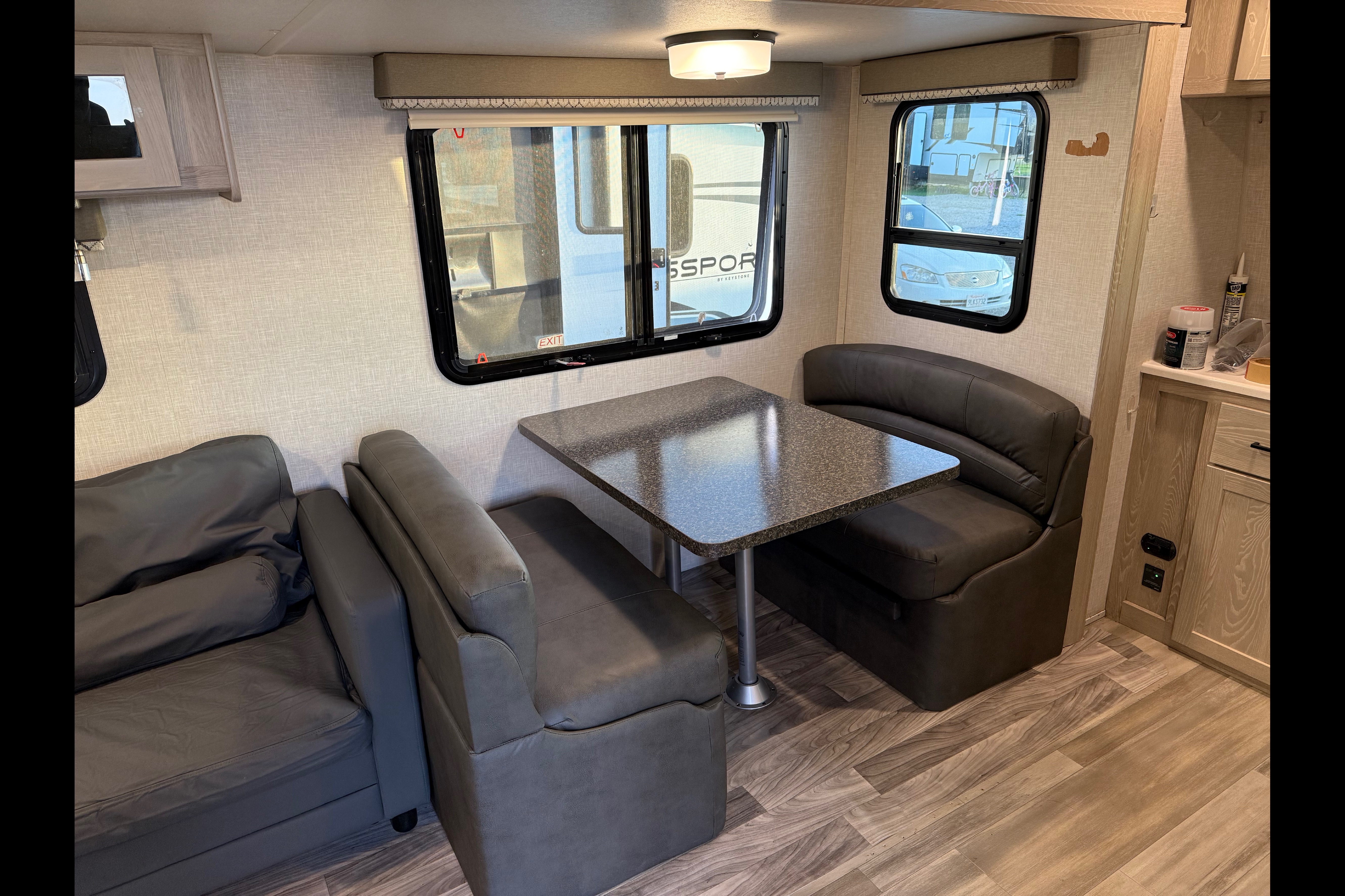 Luxury Front Kitchen Retreat • Slide-Out • Hotel-Style Comfort - Sleeps 4-5— Flagstaff