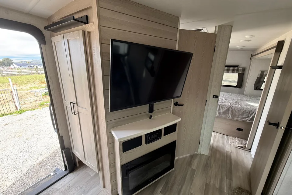 Luxury Front Kitchen Retreat • Slide-Out • Hotel-Style Comfort - Sleeps 4-5— Flagstaff
