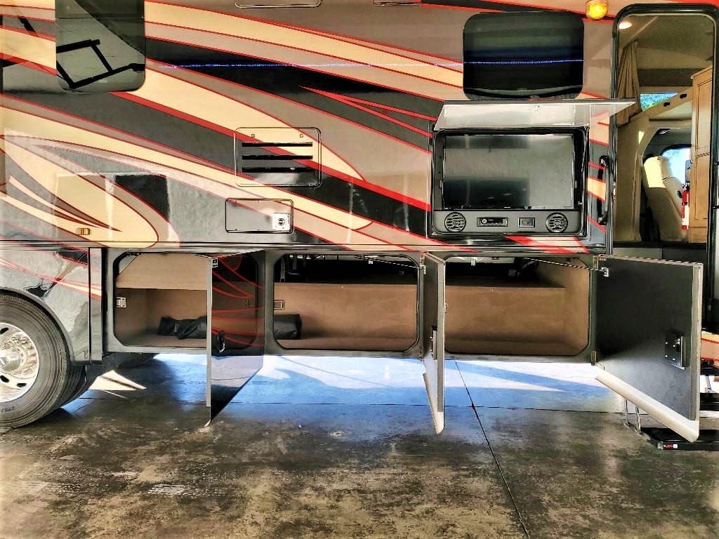 C17 JAYCO SENECA SUPER C DIESEL SLEEPS 10 LUXURY 3 SLIDEOUT ROOMS WIFI WOW!