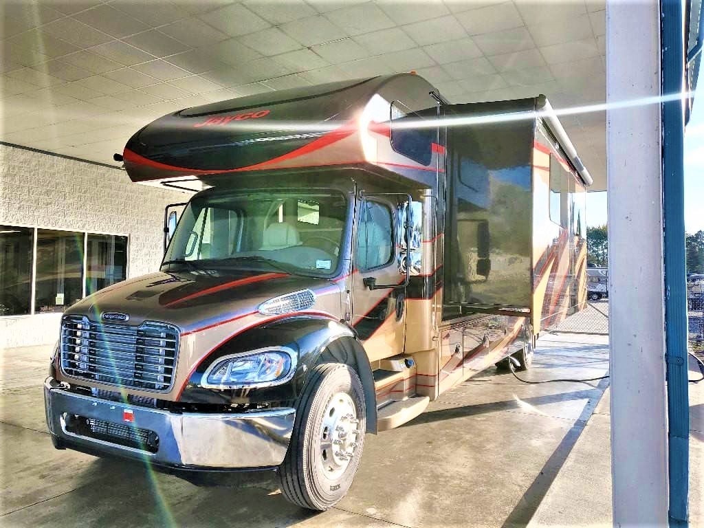 C17 JAYCO SENECA SUPER C DIESEL SLEEPS 10 LUXURY 3 SLIDEOUT ROOMS WIFI WOW!