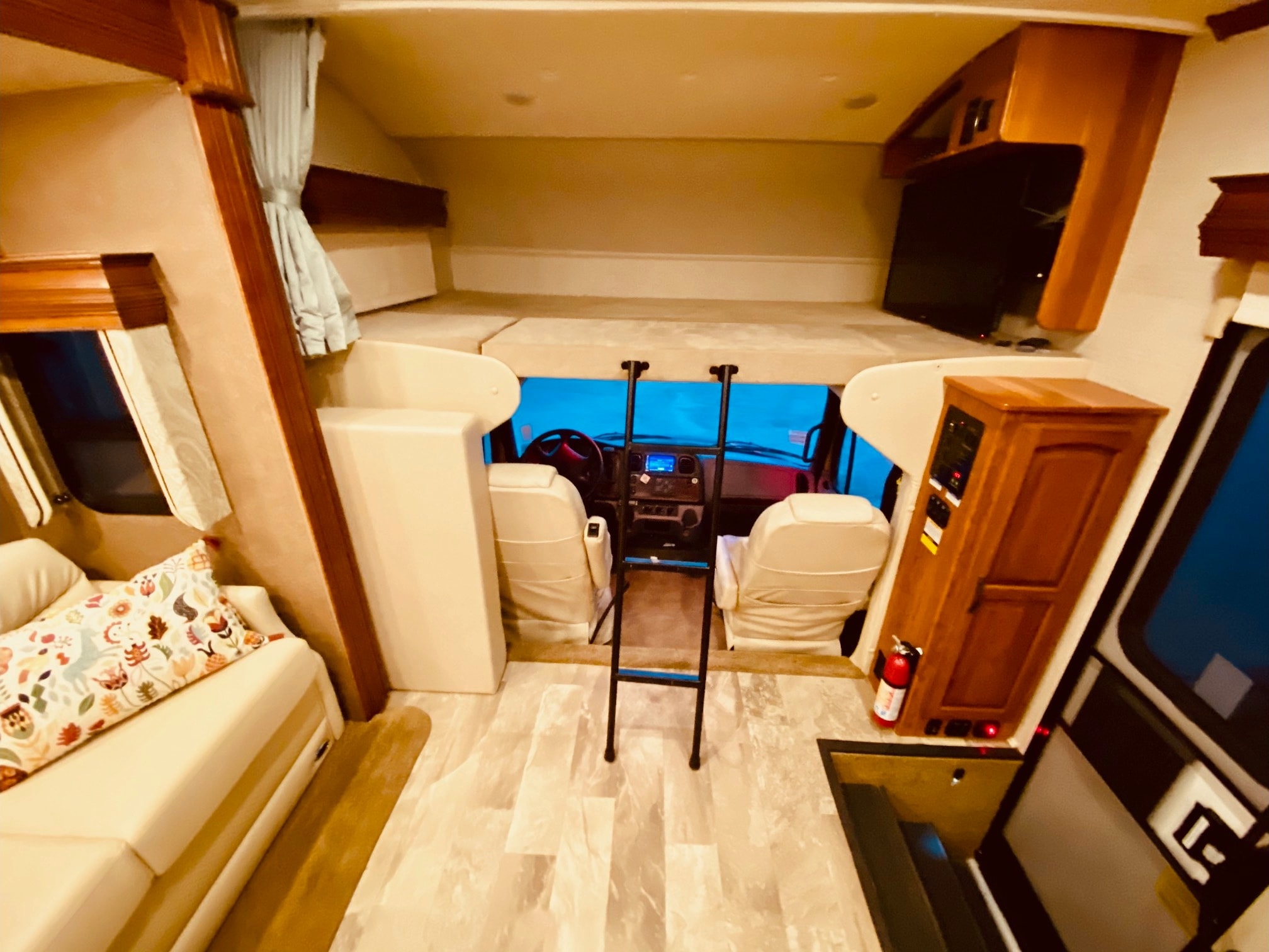 C17 JAYCO SENECA SUPER C DIESEL SLEEPS 10 LUXURY 3 SLIDEOUT ROOMS WIFI WOW!