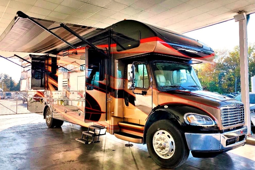 C17 JAYCO SENECA SUPER C DIESEL SLEEPS 10 LUXURY 3 SLIDEOUT ROOMS WIFI WOW!