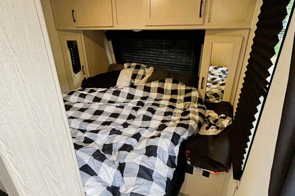 Andrej 's Coachmen Apex ultra light  Travel Trailer - 245BHS 
