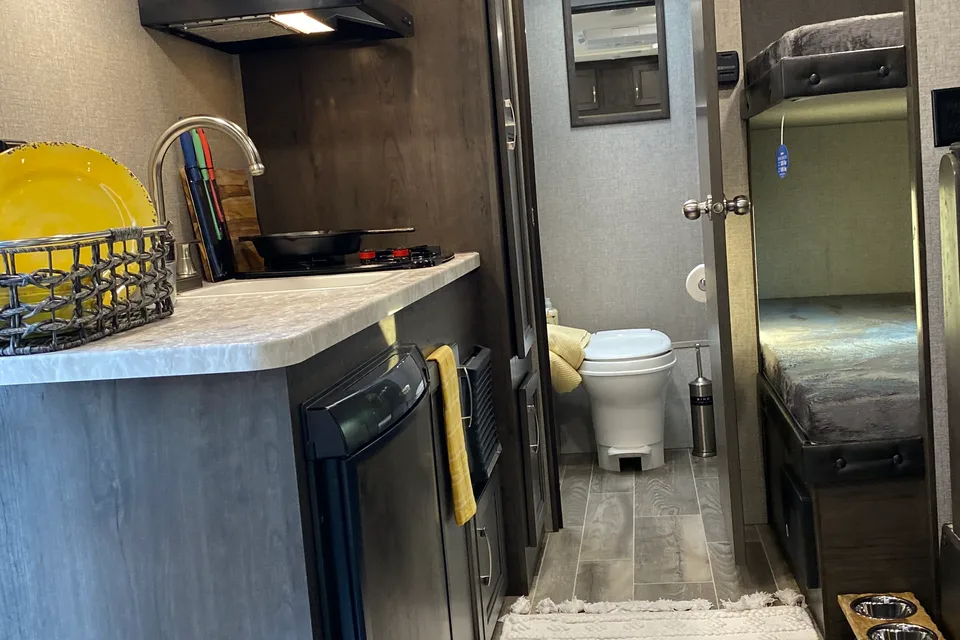 Lucky 2021 Jayco 2021 Jayco Jay Flight SLX 184BH Travel Trailer