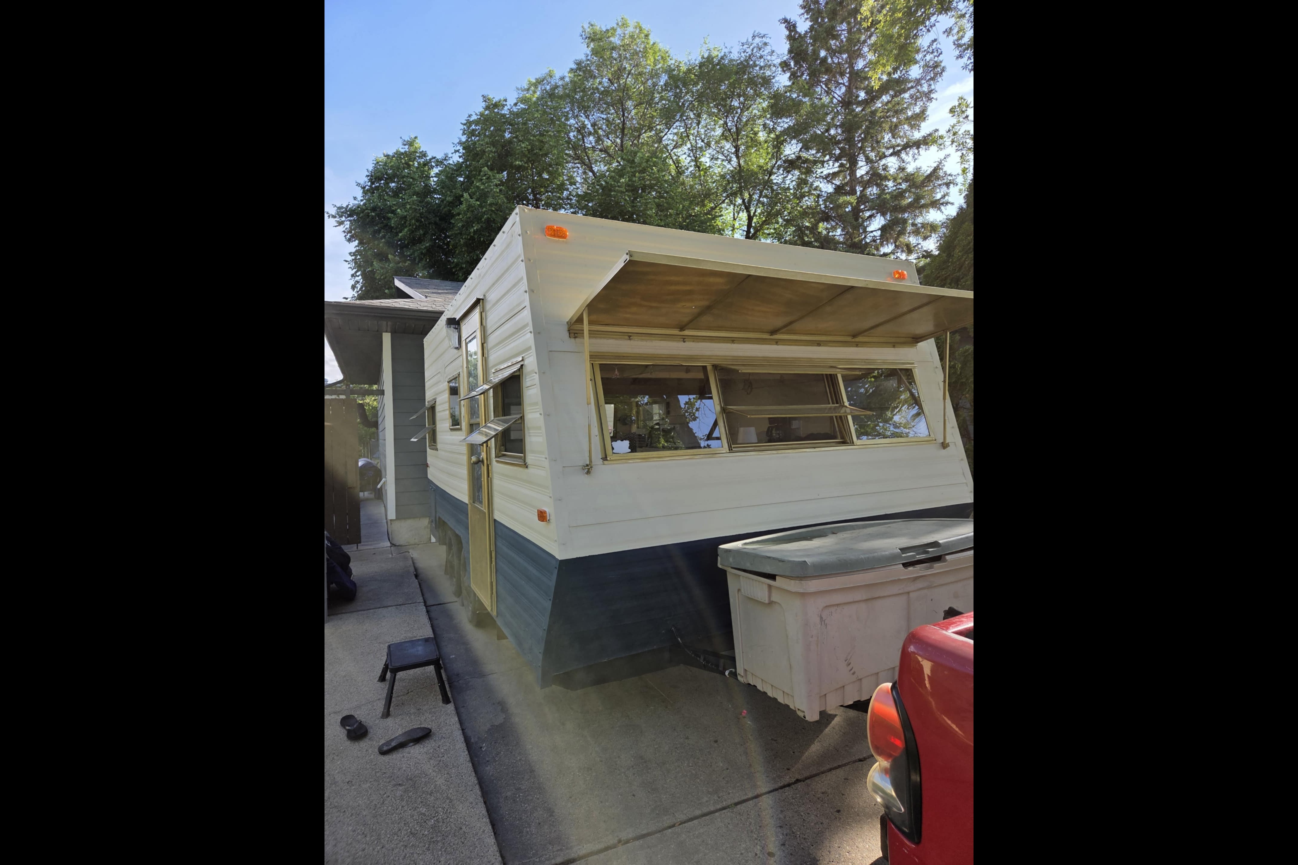 ☀️ Meet Sunny — Your Cozy, Retro-Inspired Travel Trailer