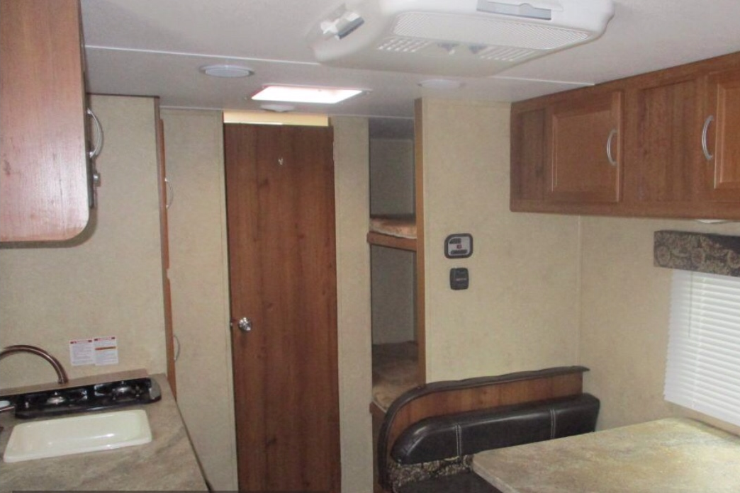 Perfect layout w bunks, AC, heat, washroom.