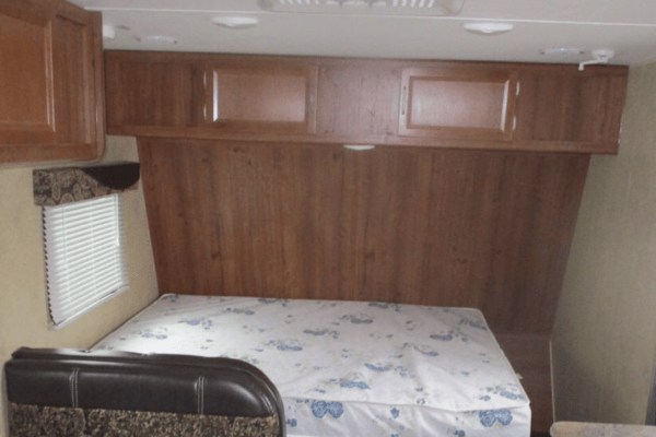 Perfect layout w bunks, AC, heat, washroom.