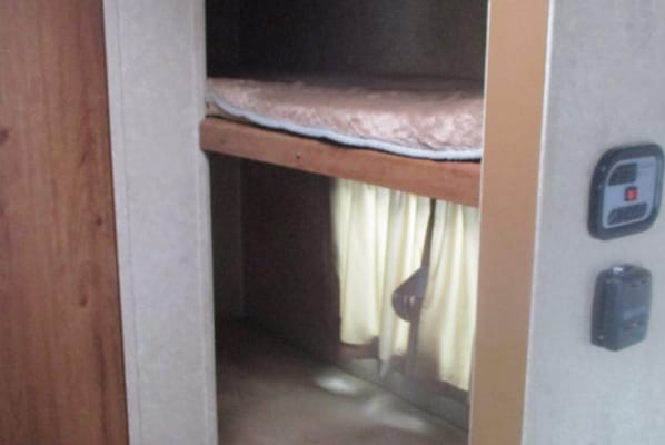 Perfect layout w bunks, AC, heat, washroom.