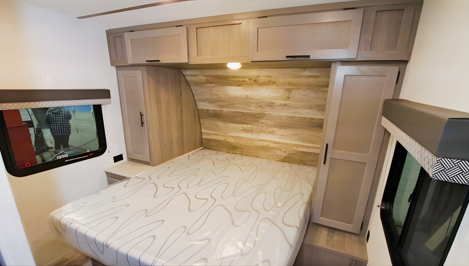 Cruz’s Gulf Stream Kingsport 26BHG Travel Trailer