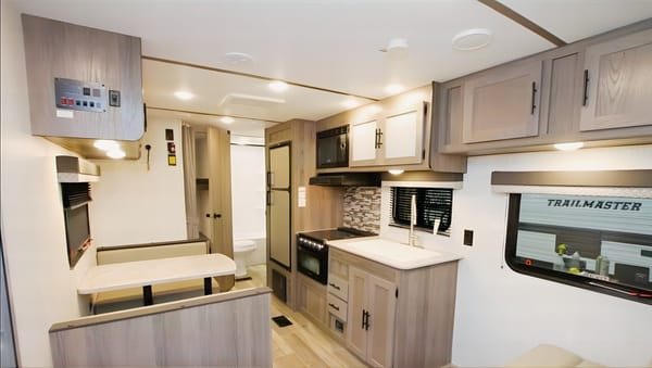 Cruz’s Gulf Stream Kingsport 26BHG Travel Trailer