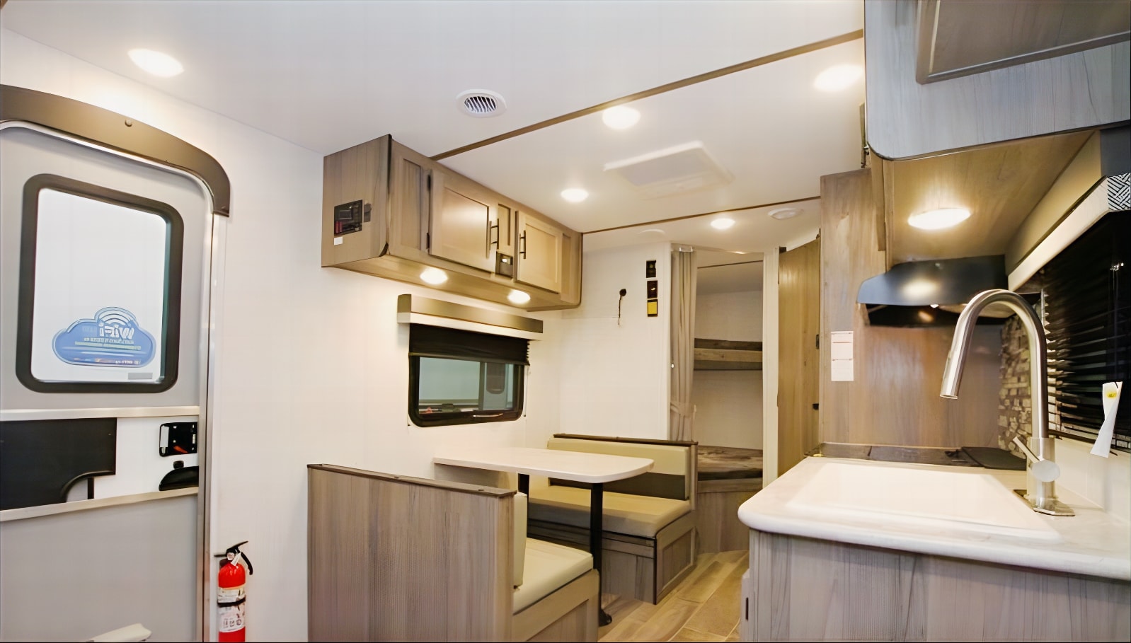 Cruz’s Gulf Stream Kingsport 26BHG Travel Trailer