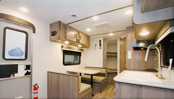 Cruz’s Gulf Stream Kingsport 26BHG Travel Trailer