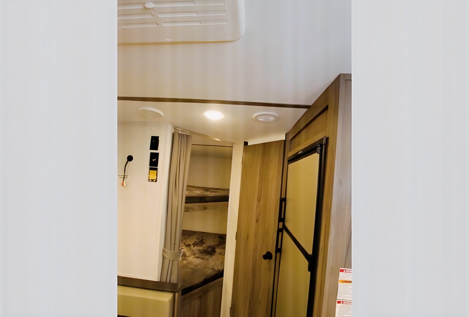 Cruz’s Gulf Stream Kingsport 26BHG Travel Trailer