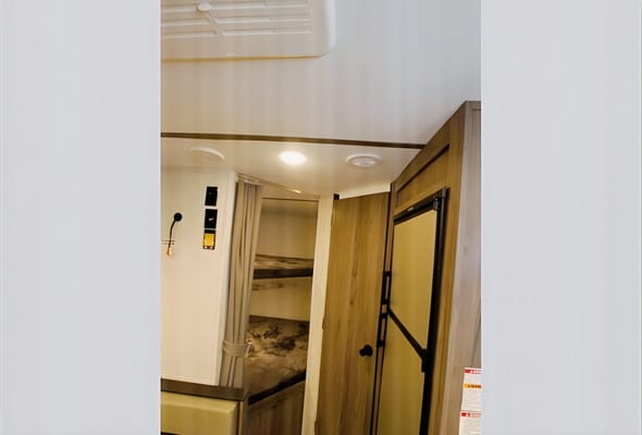 Cruz’s Gulf Stream Kingsport 26BHG Travel Trailer