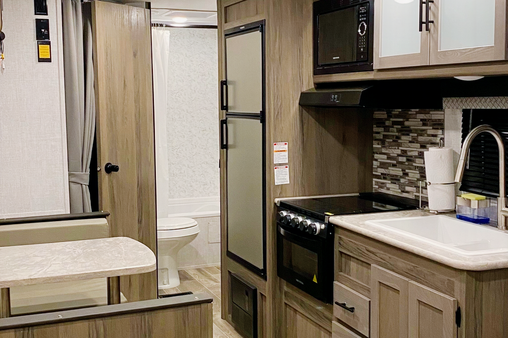 Cruz’s Gulf Stream Kingsport 26BHG Travel Trailer