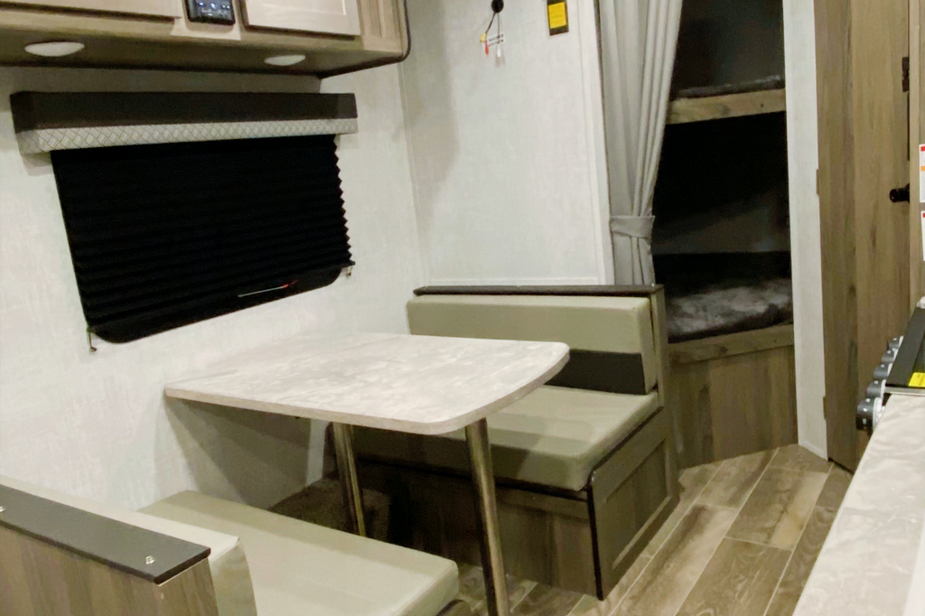 Cruz’s Gulf Stream Kingsport 26BHG Travel Trailer