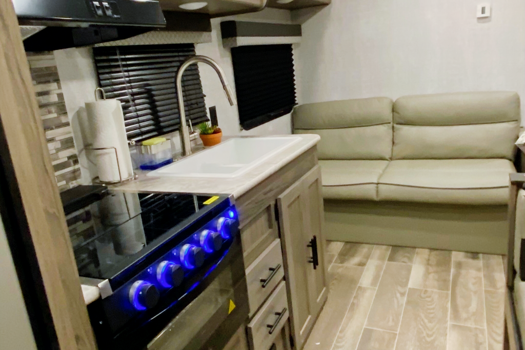 Cruz’s Gulf Stream Kingsport 26BHG Travel Trailer