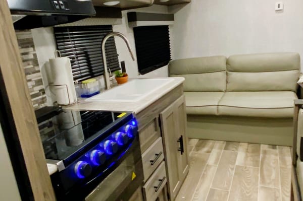Cruz’s Gulf Stream Kingsport 26BHG Travel Trailer