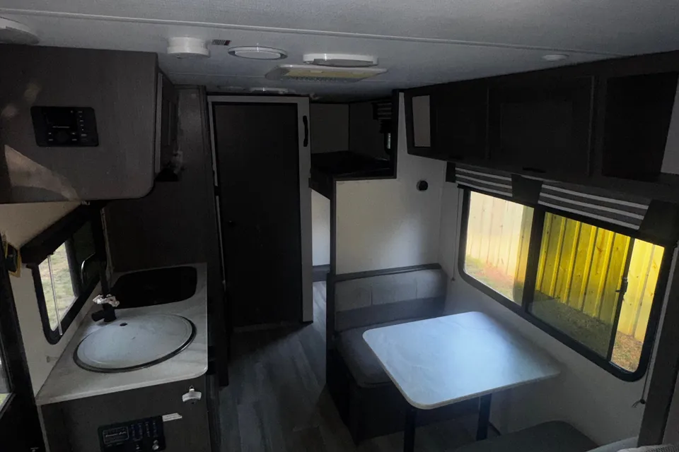 Hunter's Heartland Mallard pathfinder qbh17 Travel Trailer